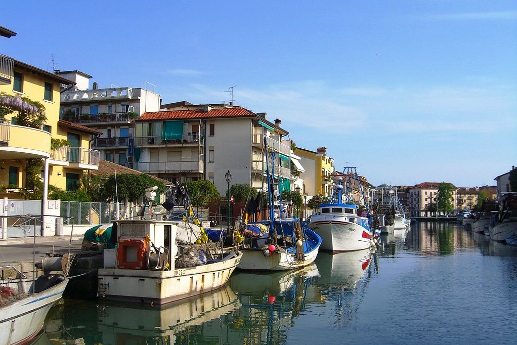 Вход на яхте в порт Градо, Италия